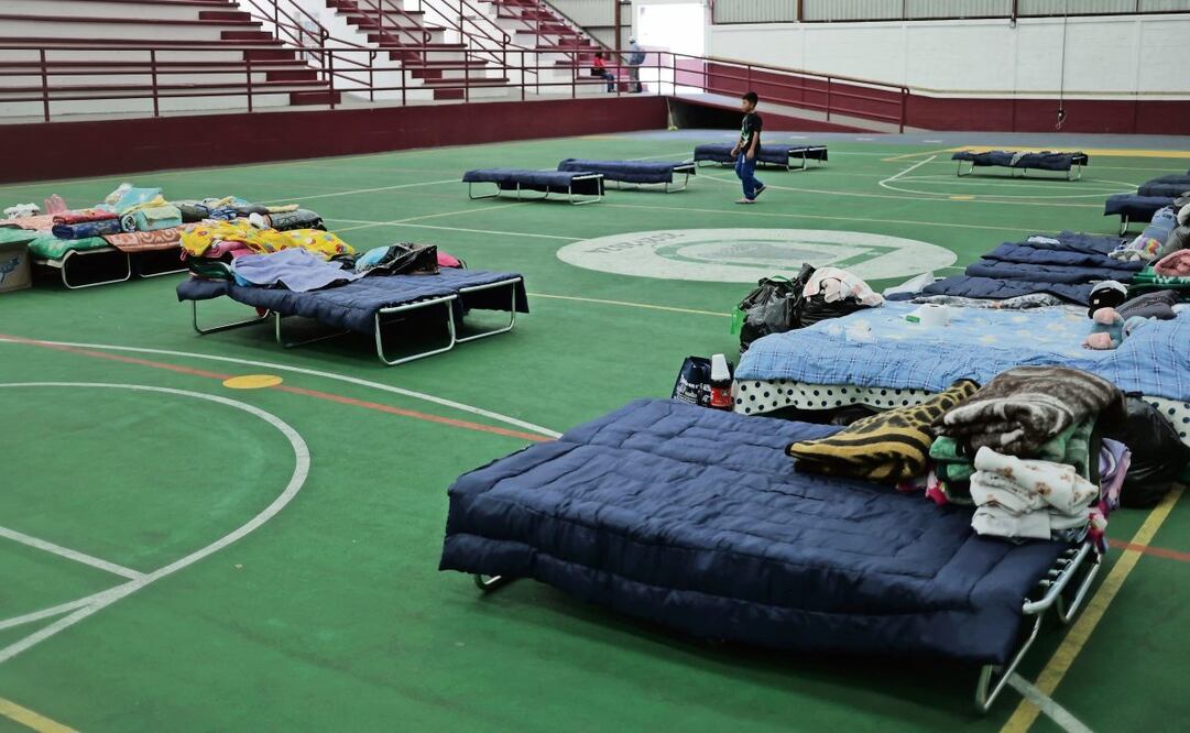 Las tres familias fueron desalojadas del predio que habitaban debido a un deslizamiento de tierra, de acuerdo con autoridades; ellos están en el albergue del Deportivo Oasis. Foto: Fernanda Rojas / EL UNIVERSAL