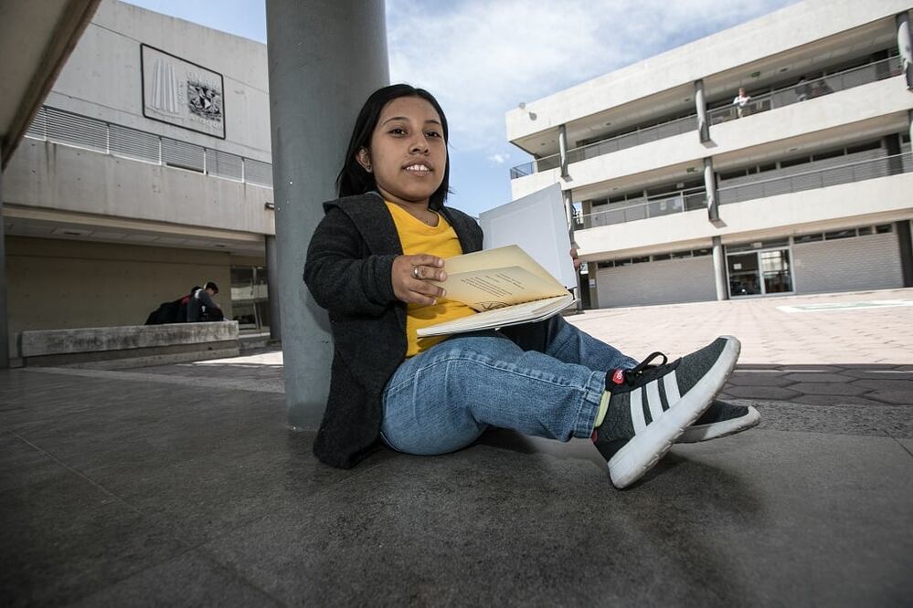 Universitaria crea libro para que ciegos conozcan los colores 