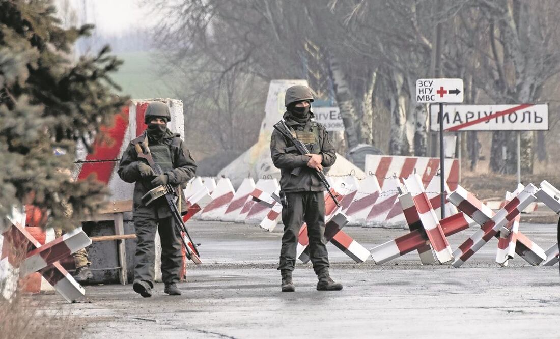 Soldados ucranianos, en un puesto de control cerca de la línea de separación de los rebeldes prorrusos, Mariúpol, región de Donetsk. Foto: Andriy Dubchak/ AP.