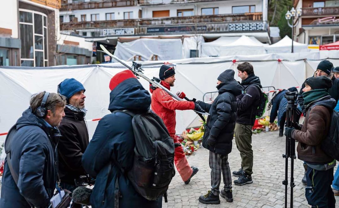 Medios de comunicación se mantienen apostados alrededor de la zona que ha sido bloqueada afuera del bar Le Constellation, que se incendió en Año Nuevo en Suiza. Foto: EFE