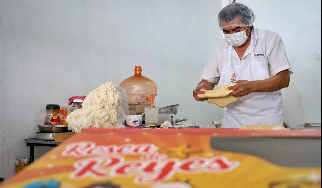 Elaboración de Rosca de Reyes. Foto: Luis Camacho/EL UNIVERSAL