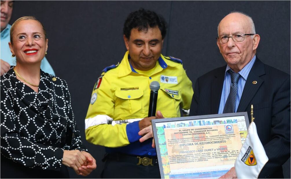 Entrega de reconocimiento "liderazgo ciudadano ante emergencias mayores " a Francisco Lanz Duret y Valdés en el auditorio de la torre reforma . Foto: Fernanda Rojas/ EL UNIVERSAL