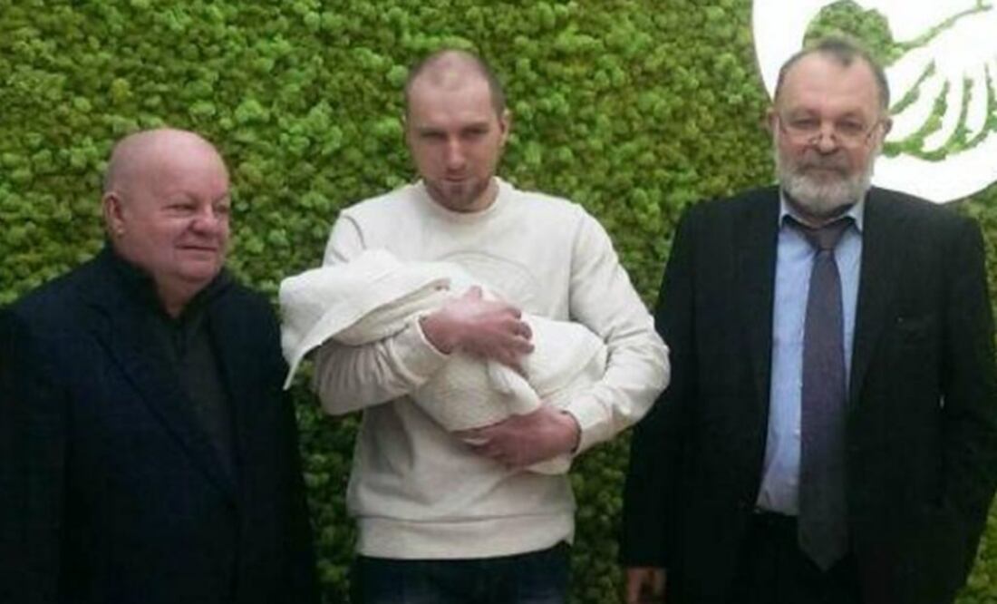 El padre del bebe junto a especialistas del la clínica Nadiya. (FOTO: Facebook/Nadiya Clinic)