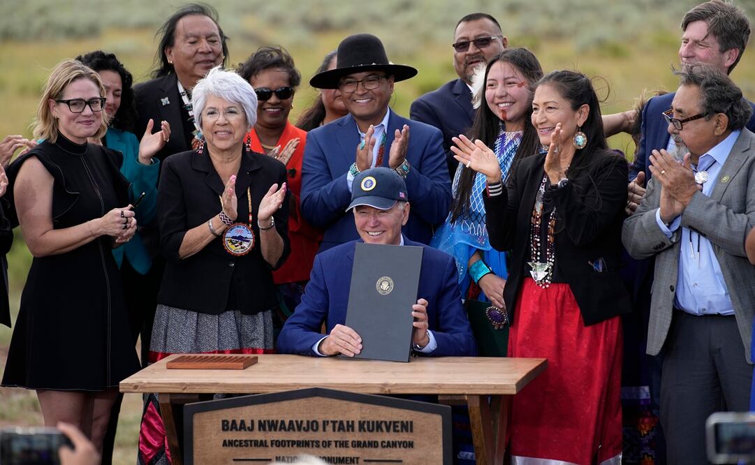 El presidente Joe Biden sostiene una proclamación sobre el Monumento Nacional Baaj Nwaavjo I'Tah Kukveni en el aeródromo de Red Butte en Tusayan, Arizona. Foto: AP
