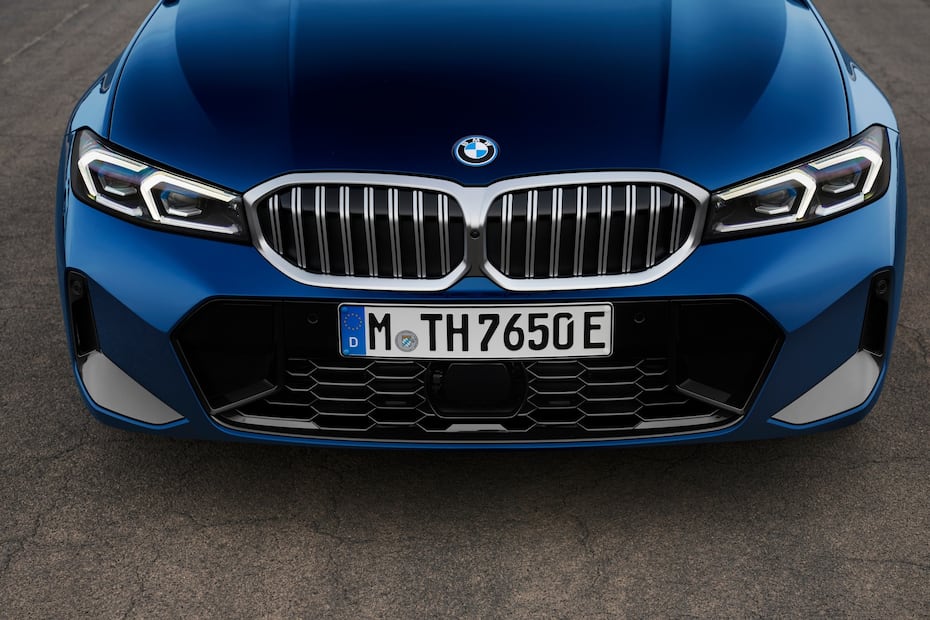 La pintura metálica refleja de mejor manera la luz.