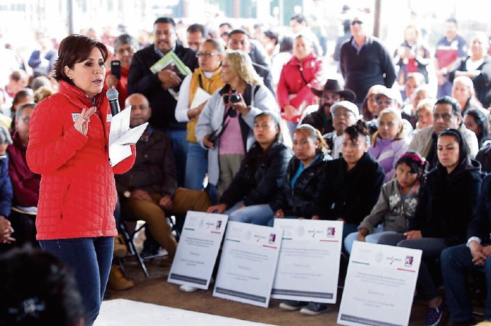 Rosario Robles, titular de la Sedatu, entregó escrituras, títulos de propiedad y certificados del Programa Un Cuarto Más en La Paz, en el Estado de México (SEDATU)