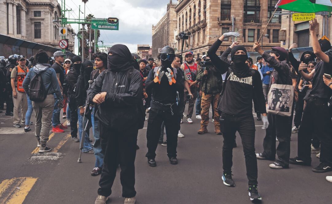 De acuerdo con el Gobierno capitalino, en la manifestación participaron 200 personas, quienes salieron del Hemiciclo a Juárez hacia el Zócalo. Foto: de Hugo Salvador. El Universal