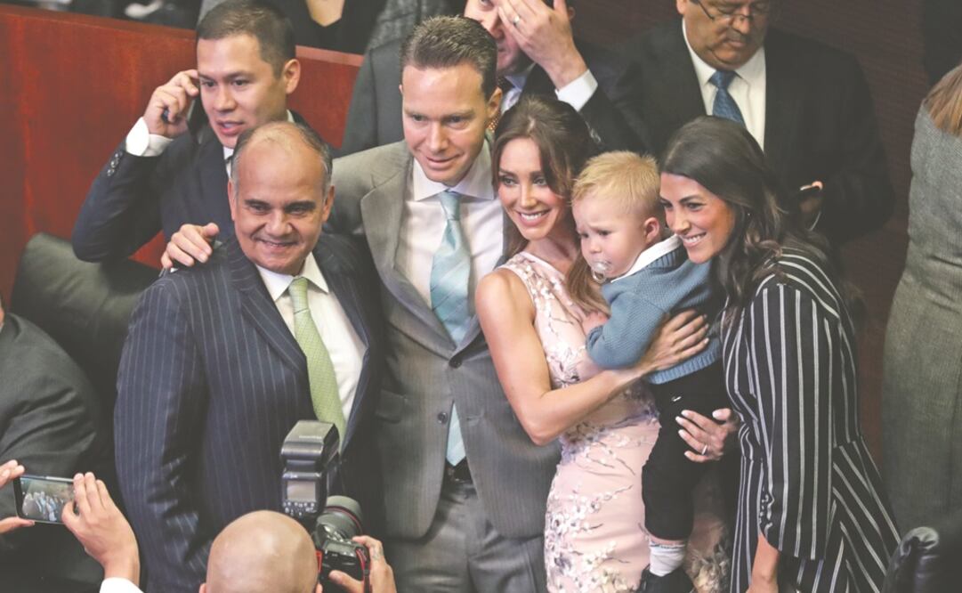 Manuel Velasco en compañía de su familia al tomar protesta como senador. Foto: Archivo/El Universal
