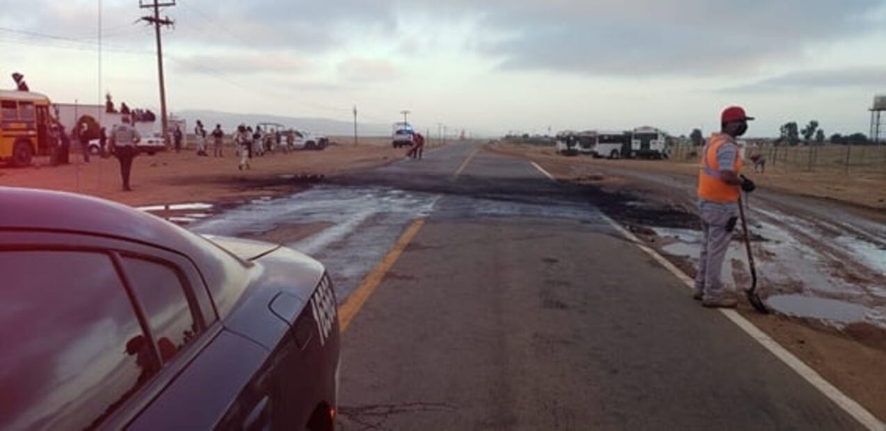 Jornaleros en San Quintín cierran carretera; denuncian falta de pago