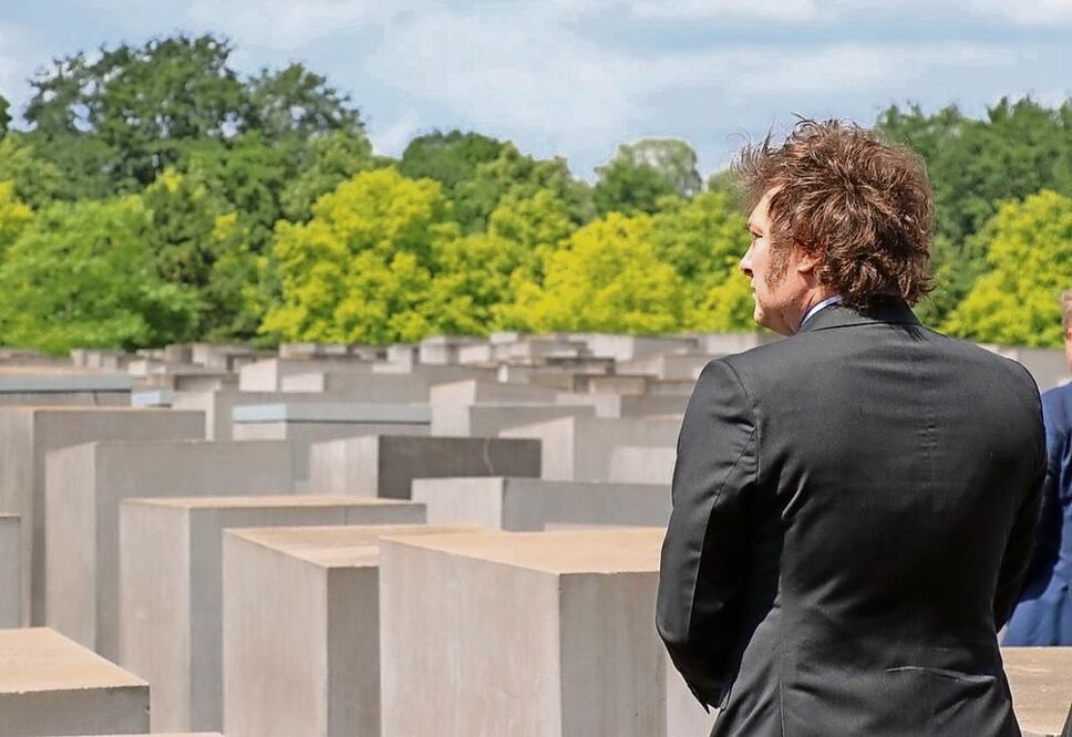 Milei recibió este lunes en Praga un premio que le otorgó un grupo de antiguos dirigentes del Instituto Liberal de la República Checa. Foto: Especial