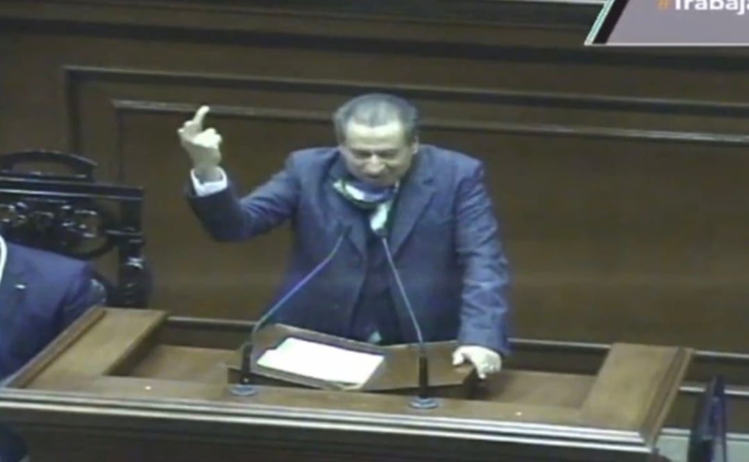 El diputado Sergio Augusto López Ramírez, del Partido Verde (PVEM), se valió de una analogía y con una señal obscena para defender su postura a favor del derecho a la vida. Foto: Especial