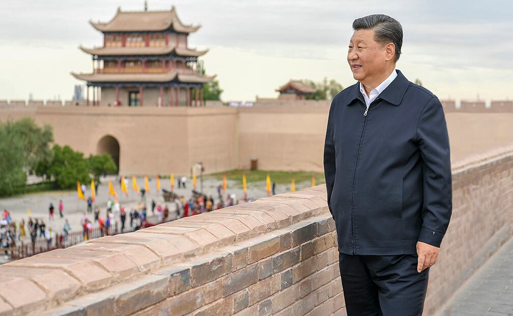 Foto: Xi Jinping visita el paso de Jiayu, una parte famosa de la Gran Muralla construida en la dinastía Ming (1368-1644), durante su gira de inspección en la provincia de Gansu, en el noroeste de China, el 20 de agosto de 2019. (Xinhua/Xie Huanchi)