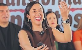 Alcaldesa termina maratón en camioneta