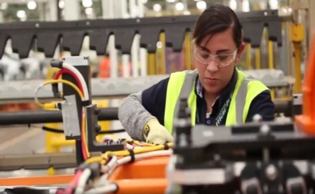 Inician producción del Mustang eléctrico en Cuautitlán; mujeres ensamblan primera unidad