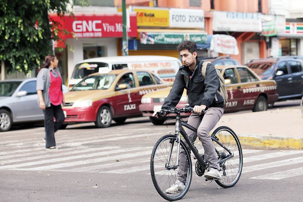 Con motivo del Día Mundial sin Auto, peatones y ciclistas podrán transitar por la avenida que rodea la explanada del Zócalo capitalino. (Foto: Archivo / EL UNIVERSAL)