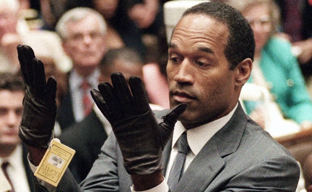 El momento en el que OJ Simpson se probó los guantes del asesinato a su exnovia. Foto: AP