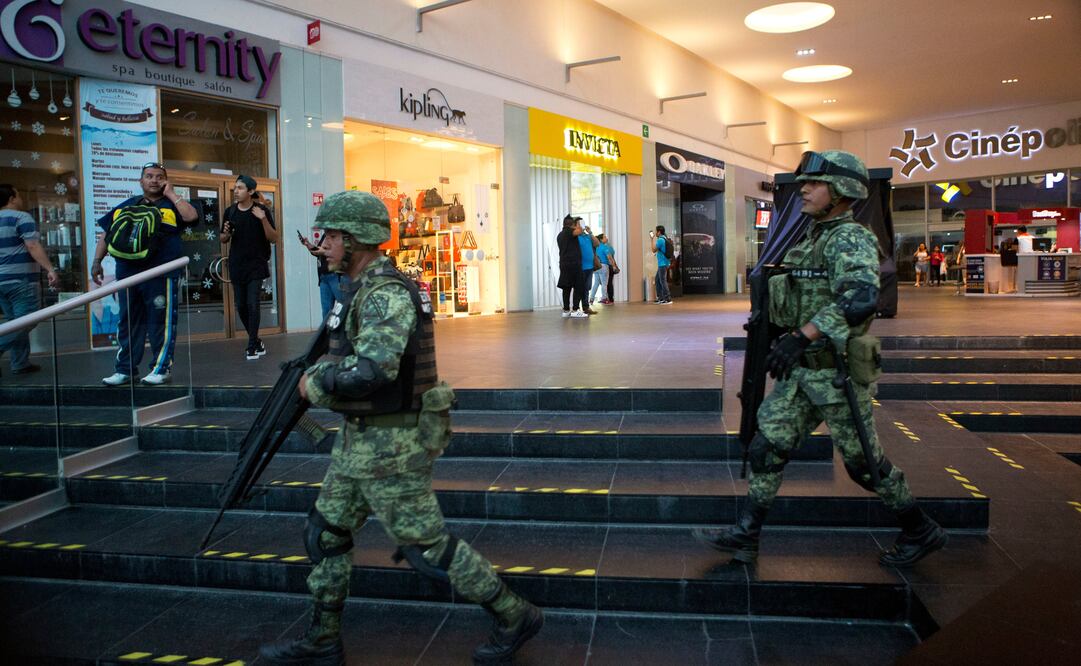 La plaza Las Américas, cerca a la zona donde hubo tiroteos, fue resguardada por militares. (Foto: AP)
