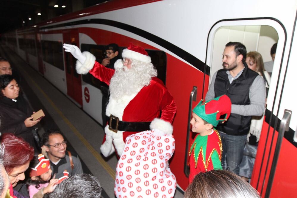 La navidad llegó a la Estación Buenavista del Tren Suburbano con el encendido del Árbol de Navidad, así como con el inicio del programa "La Navidad llegó en Tren". Foto: NTX