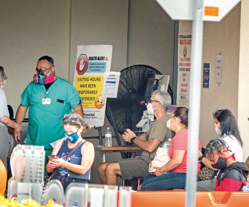 Estadounidenses, antes de entrar al hospital Memorial Regional en Hollywood, Florida. Ese estado, las Carolinas, Texas y California han reportado alza en la cifra de contagios del coronavirus, que suma más de 132 mil decesos en el país. CRISTÓBAL HERRERA-