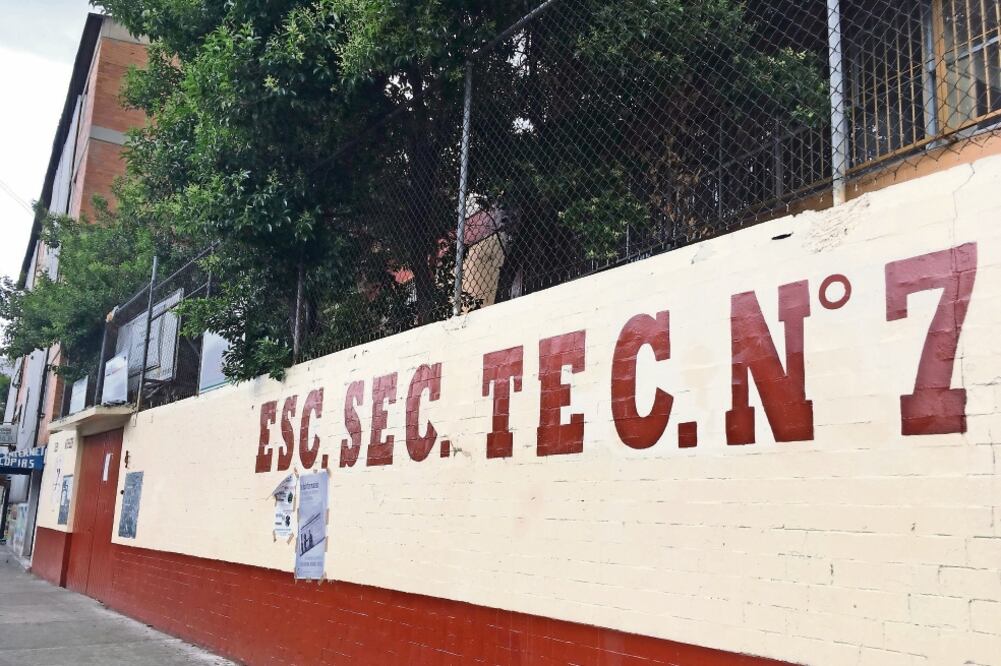 Padres de familia exigieron a las autoridades mayor seguridad, ya que no es la primera vez que se realizan actos violentos al interior de la Secundaria Número 7, José Guadalupe Posadas (BERENICE FREGOSO. EL UNIVERSAL)