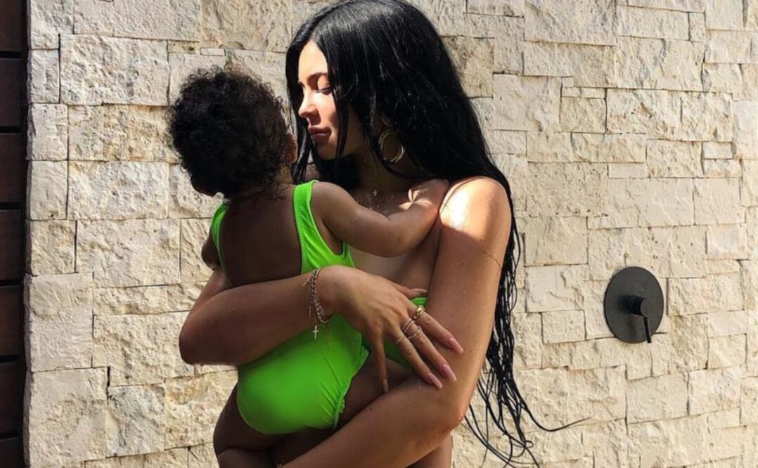 Kylie Jenner lució un traje de baño neón