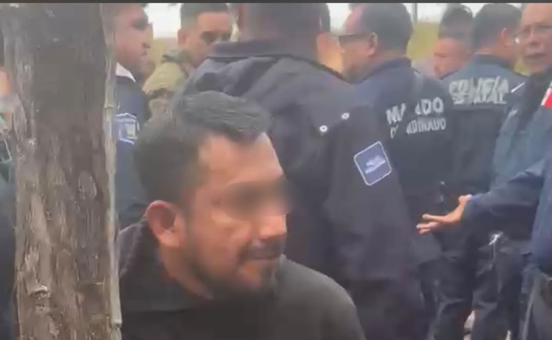 Tres personas son retenidas por pobladores en Hidalgo; habrían intentado robar una casa.
Foto: Especial.