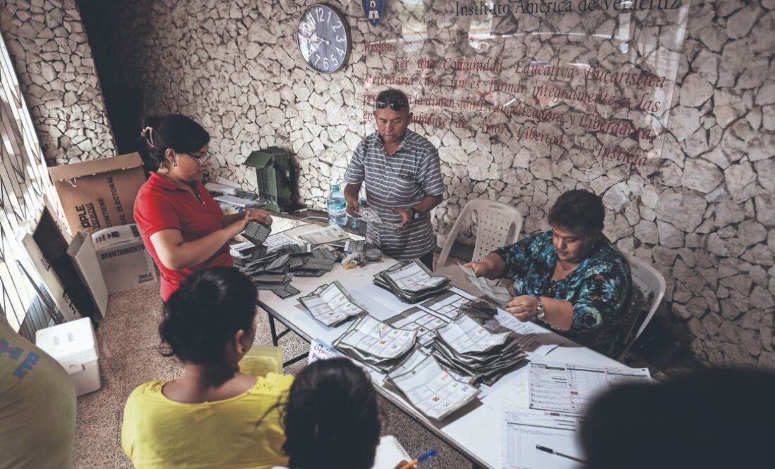 Con una visible baja afluencia de votantes, sobre todo en las grandes ciudades, así como incidentes menores y denuncias sobre coacción del voto, se llevó a cabo la jornada electoral. Foto: Gabriel Pano/ EL UNIVERSAL
