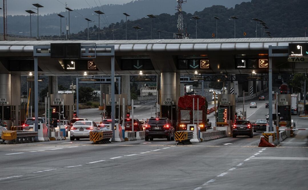 Ese punto de salida e ingreso a la capital del país es resguardado por elementos de la Guardia Nacional (GN), y en las carreteras el operativo de seguridad será resguardado por patrullas durante todo el camino. Foto: Gabriel Pano / EL UNIVERSAL