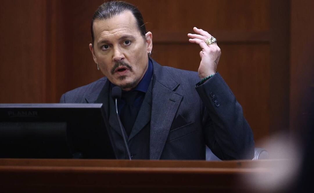 Abogados de Heard presentaron en la corte mensajes de texto con contenido violento que Depp intercambió con allegados. Foto: EFE
