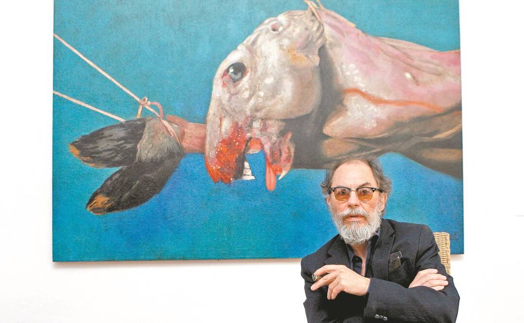 El pintor frente a "El sacrificio I", de su serie "El asesinato del conejo de Durero", en su casa en la colonia Condesa, en 2009. Foto: FOTOS: ARCHIVO EL UNIVERSAL