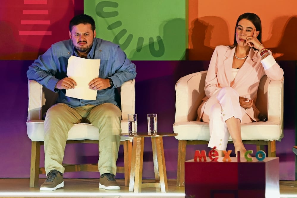 Sebastián Ramírez, titular de Fonatur, y Josefina Rodríguez Zamora, secretaria de Turismo, durante un foro previo a la inauguración del 50 Tianguis Turístico en Acapulco, Guerrero. Foto: Daniel Augusto / Cuartoscuro