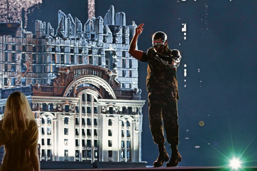 Intercalando estatuas metálicas y escenografías postapocalípticas, el cantante emocionó con la fusión de hits y performance. Foto: Carlos Mejía | El Universal