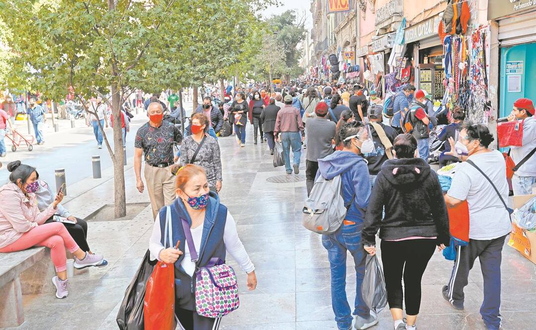 Durante un recorrido de EL UNIVERSAL por la calles del Centro se observó a una gran cantidad de personas caminando por la zona. La Ciudad seguirá una semana más en color naranja con alerta. Foto: Juan Boites. EL UNIVERSAL