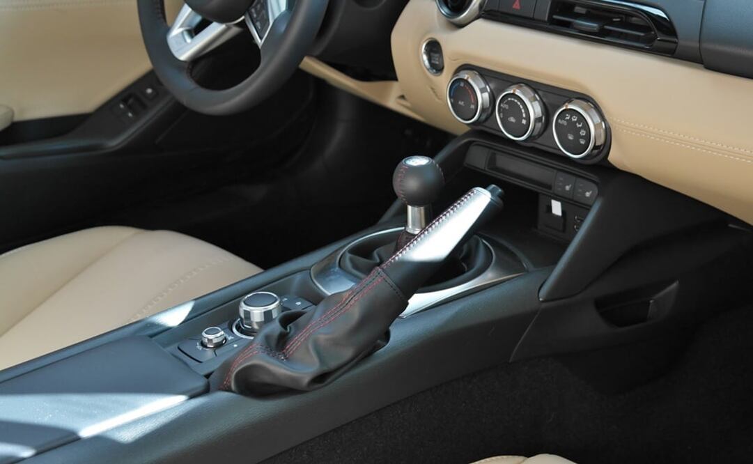 Un auto tiene costos que van desde el cambio de aceite hasta el estacionamiento. (Fotos: Pixabay)