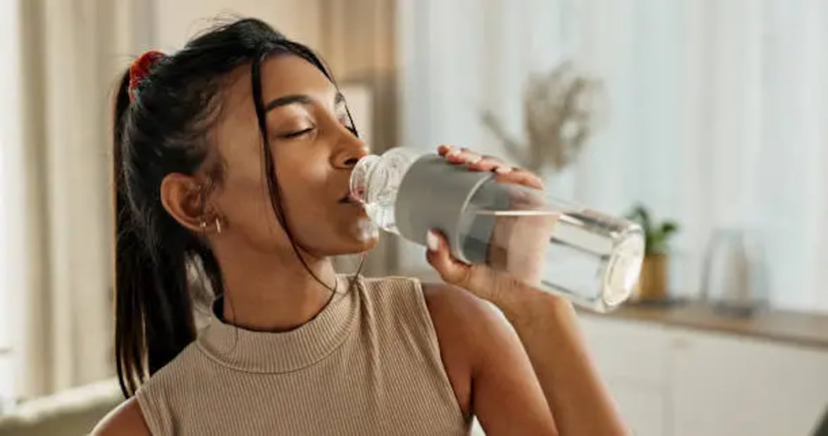 Beber ocho vasos diarios no solo ayudará a tu cuerpo, tu piel también lo agradecerá. Foto: Unsplash