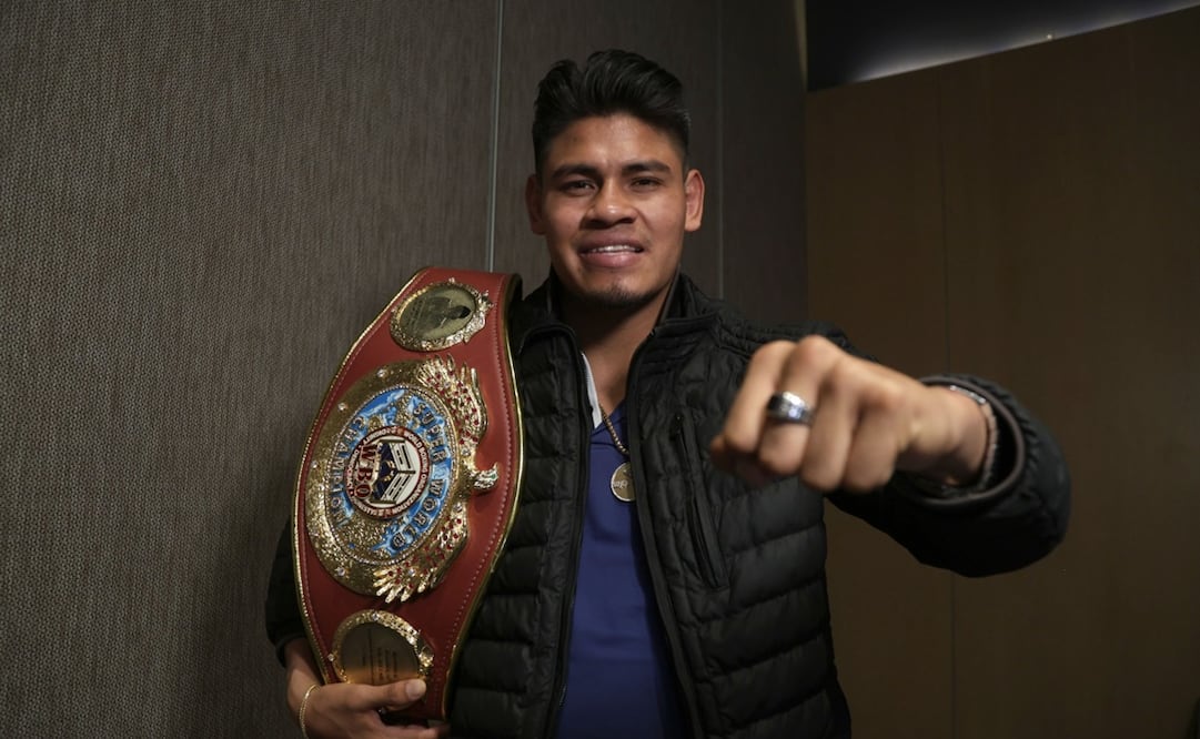 'El Vaquero' Navarrete con su cinturón mundial - Foto: Carlos Mejía / EL UNIVERSAL