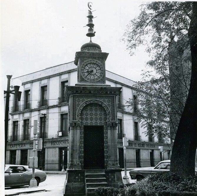 Fotografía de 1974 del Reloj otomano, obsequio de la comunidad otomana a México por el Centenario de la Independencia. Se localiza en Venustiano Carranza y Bolívar. Crédito: Mediateca INAH
