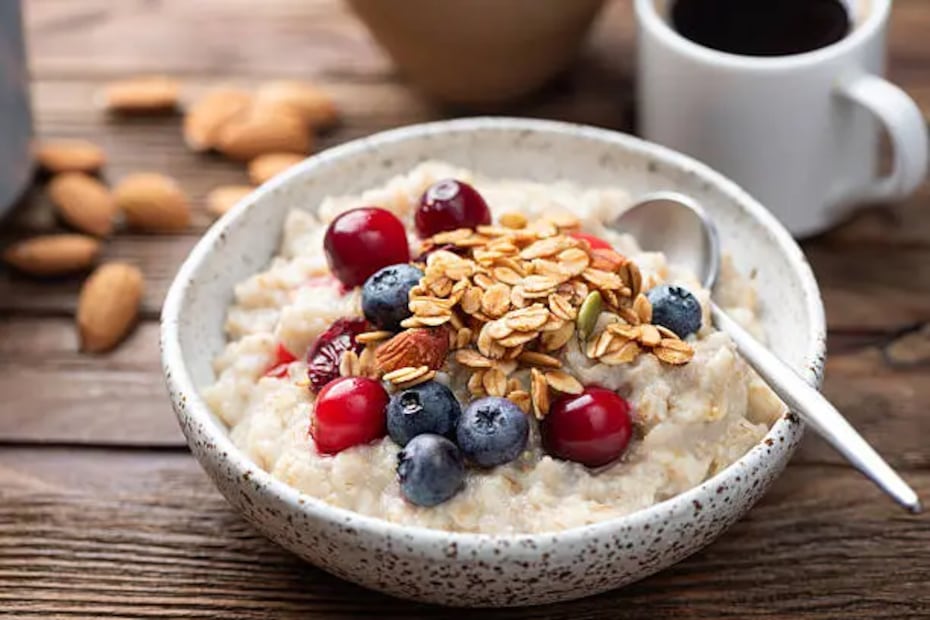 La avena es rica en fibra, carbohidratos y minerales, que benefician la salud digestiva. Foto: Unsplash