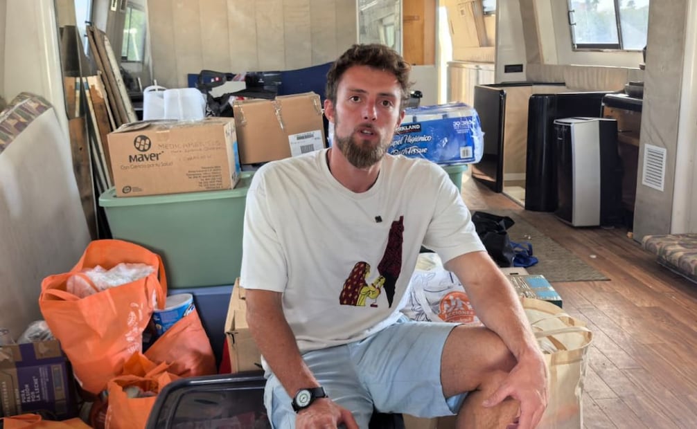 Adnaan Stumo, coordinador marítimo del convoy, expuso que la travesía tiene como propósito no solo hacer llegar ayuda material, sino también visibilizar la situación en la isla.
Foto: Adriana Varillas/ EL UNIVERSAL