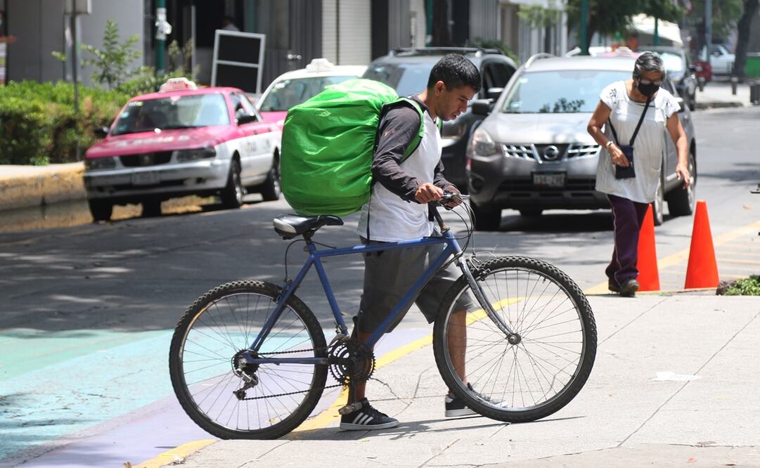 La Cepal y la OIT refieren que este tipo de trabajos “no cumplen con los criterios de un empleo decente”. En un buen día es posible hacer 20 o 25 pedidos, pero enfrentando el riesgo de robo o un accidente. Foto: Carlos Mejía/ EL UNIVERSAL.
