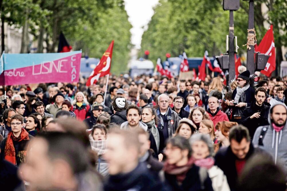 Al menos un millar de manifestantes marcharon ayer en el centro de París contra las políticas liberales del presidente electo de Francia, el centrista Emmanuel Macron, a quien le advirtieron que las conquistas sociales “no se tocan” (YOAN VALAT. EFE)