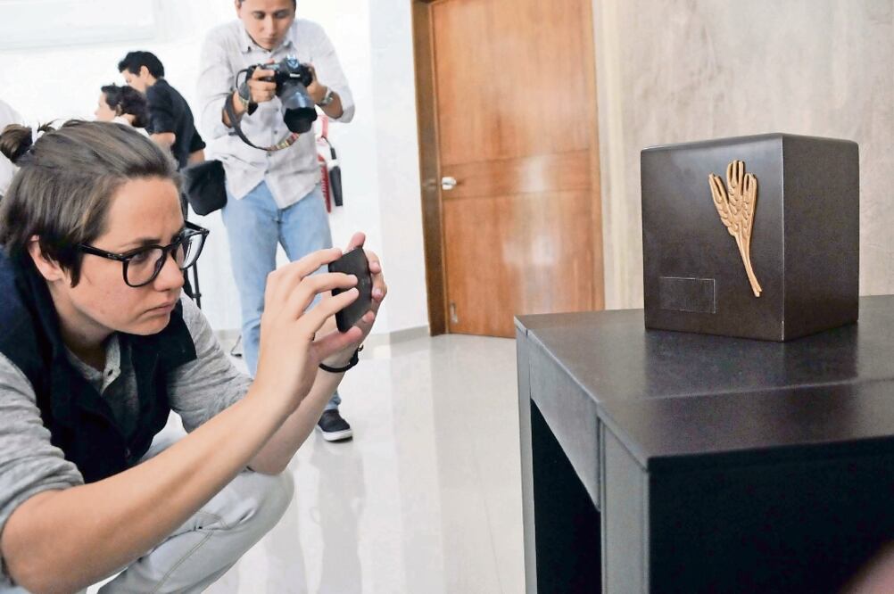 En la funeraria, Laura Demeneghi, sobrina de Pitol, dijo que prohibirá el uso del nombre e imagen de su tío para la Feria Internacional del Libro Universitario que organiza la UV y Rodolfo Mendoza, amigo del autor (MIGUEL ÁNGEL CARMONA. EL UNIVERSAL)