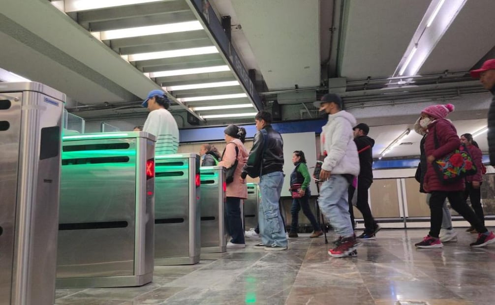 El director general del Metro, Adrián Rubalcava, supervisó el inicio del funcionamiento de las nuevas puertas móviles, las cuales cuentan con sensores de movimiento.
Foto: Especial.