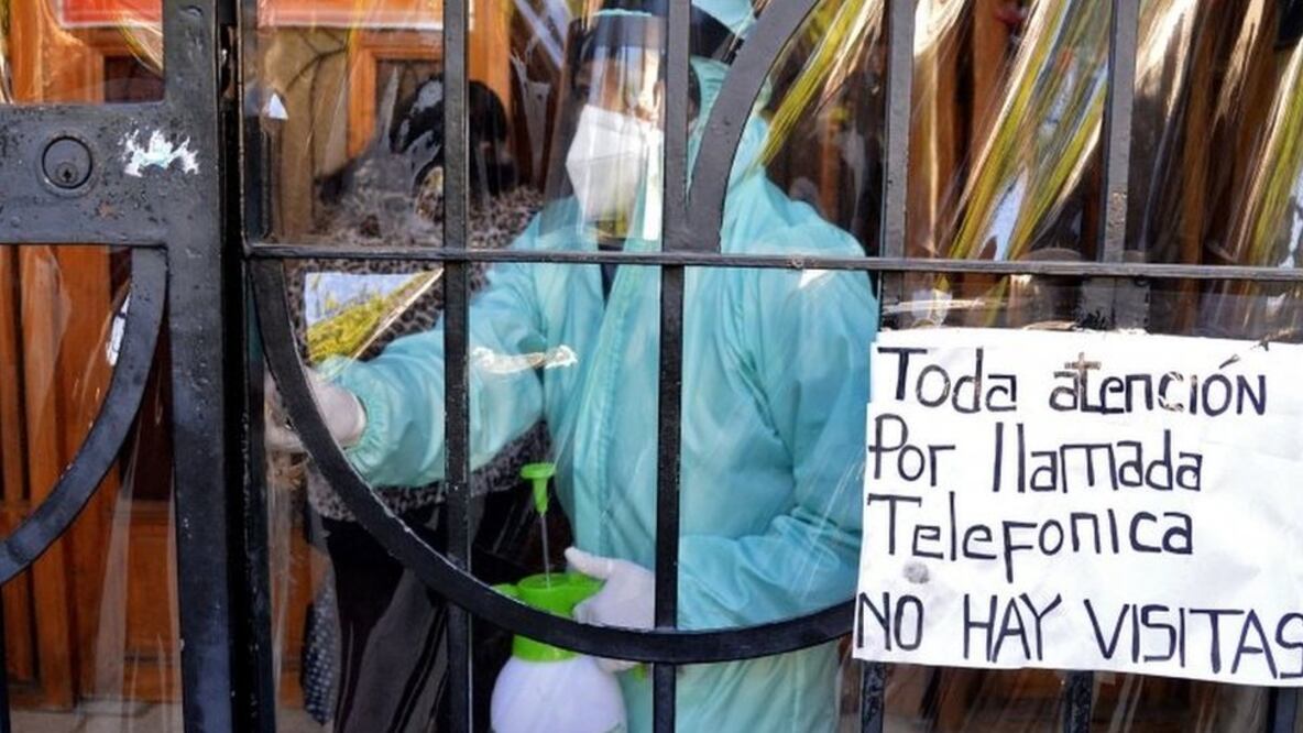 Las medidas de seguridad tomadas desde marzo no fueron suficientes para que el sistema de salud boliviano no colapse. Foto: AFP