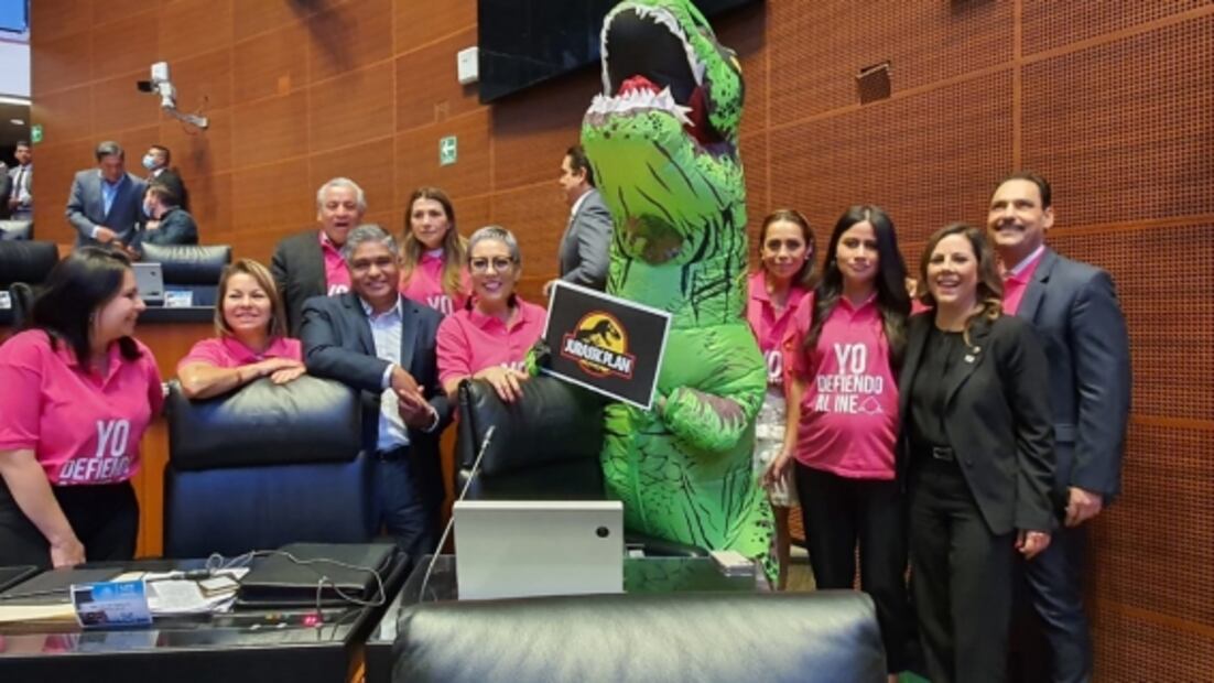"Jurassic Plan": Con disfraz de dinosaurio, Xóchitl Gálvez sube a tribuna del Senado en discusión de Plan B electoral