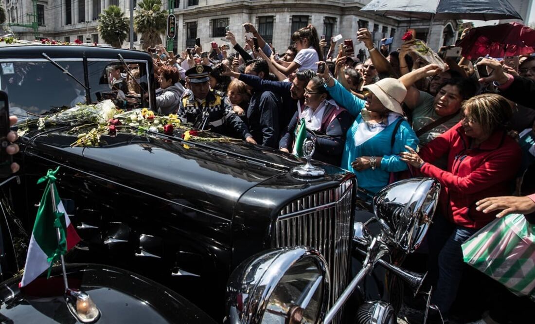 La expectativa que la prensa tenía en el avión fue de cómo recibirían a José José en México- Foto: Iván Stephens