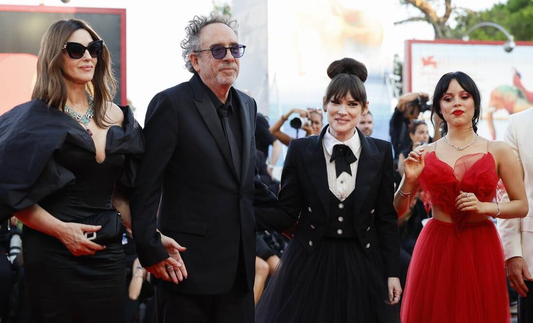 La actriz italiana Monica Bellucci, el cineasta estadounidense Tim Burton, los actores estadounidenses Winona Ryder y Jenna Ortega llegan a la ceremonia de apertura y proyección de "Beetlejuice Beetlejuice" en el 81º Festival Internacional de Cine de Venecia, en Venecia, Italia. Foto: EFE