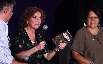 Beatriz Gutiérrez Müller reaparece en la Feria del Libro del Zócalo; regala un ejemplar de "¡Gracias!" que mandó AMLO