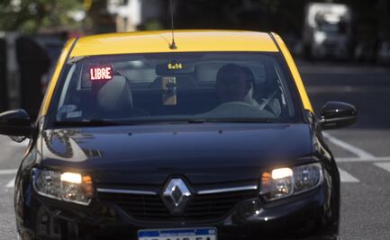 A falta de patrulleros, chofer sube a policías en su taxi y encuentra a ladrones que lo asaltaron en Argentina