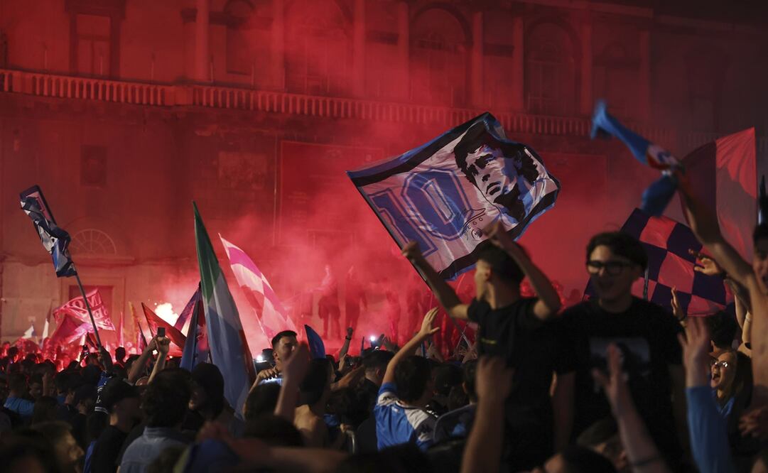 Los aficionados del Napoli tomaron las calles para festejar / Foto: AP